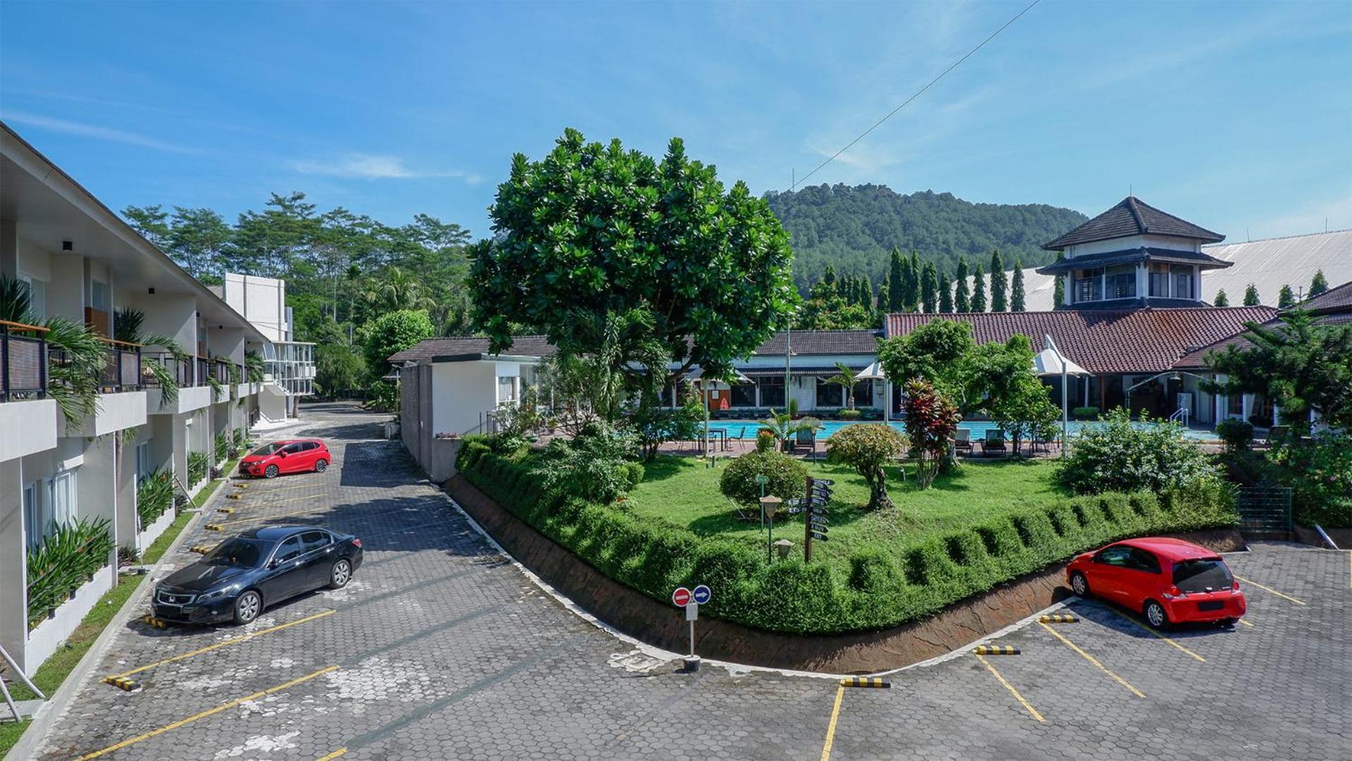 Front One Resort Magelang Exterior foto