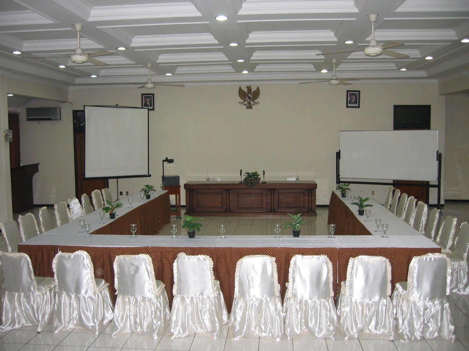 Front One Resort Magelang Exterior foto